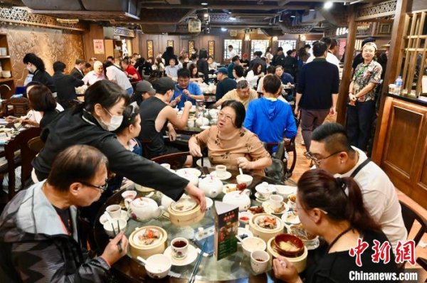 优优配送版 香江观澜：老店转型求变 香港市场“有得做”