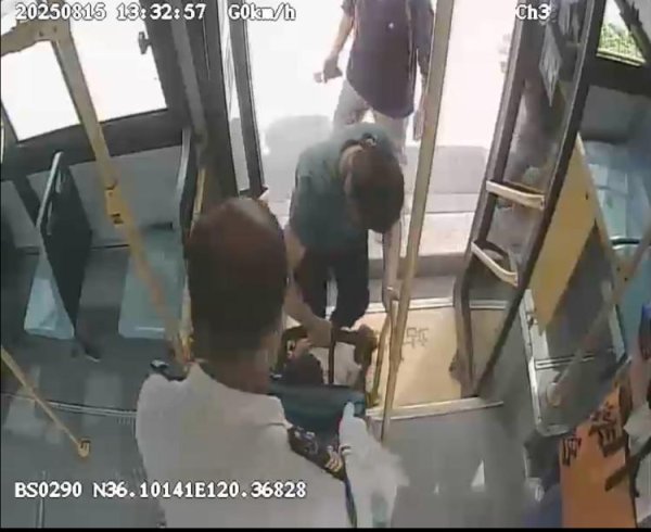 盈禾配资 城阳巴士邱月山：救人英雄也有铁骨柔情